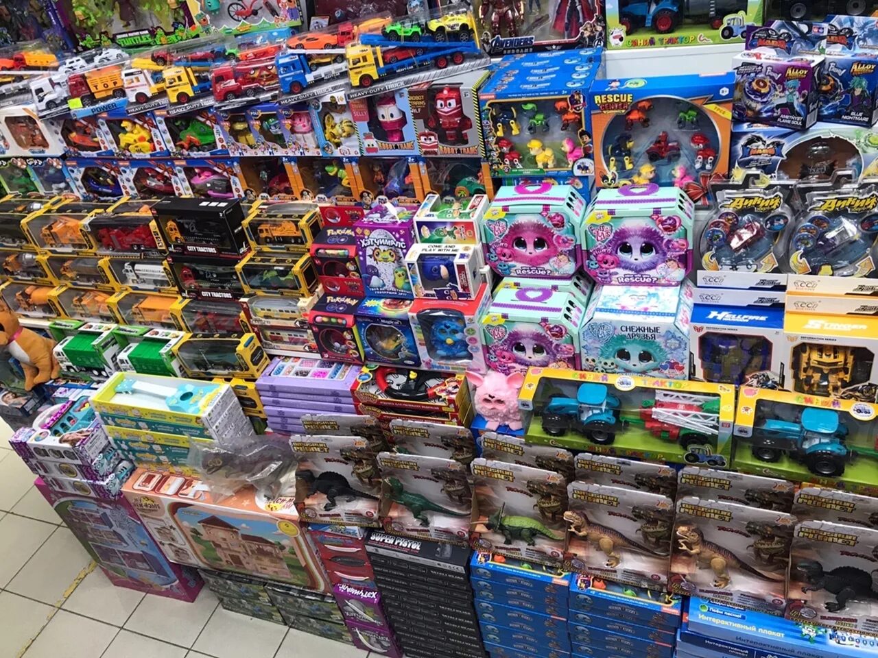 Новогодние игрушки садовод. Оптовики игрушек южные ворота. Детские игрушки на южных воротах. База игрушек на 45 стрелковой дивизии. Новогоднее украшение рынка.