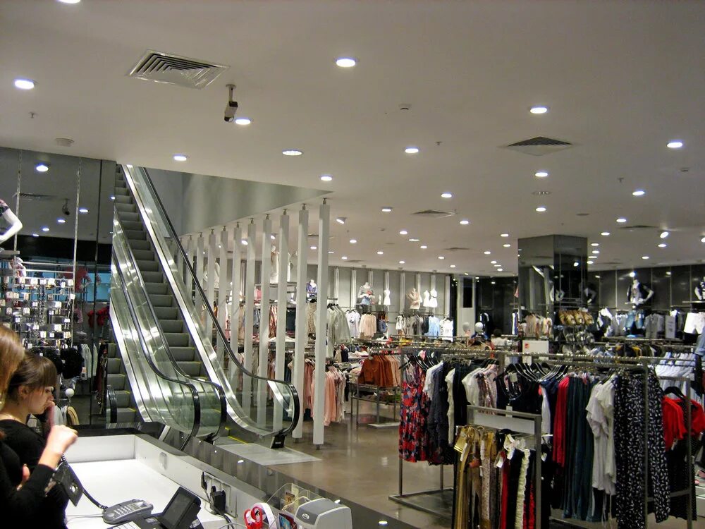 Магазин спортивной одежды. Тц одежда краснодар. Тц одежда краснодар. Магазин одежды фото. Бутики манго.