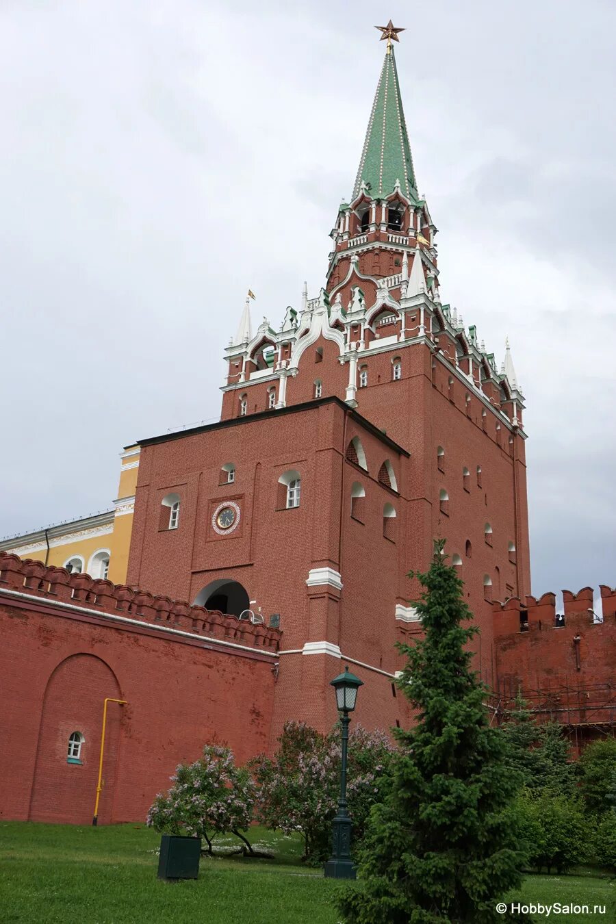 Какие башни в кремле москва. Троицкая башня в Москве. Троицкая башня башни Московского Кремля. Троицкая башня Московского Кремля 1495. Самая высокая башня Московского Кремля.