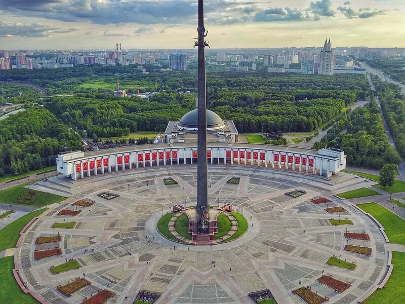 Поклонная гора москва входная площадь фото. Парк Победы Москва. Экскурсия на Поклонную гору. Площадь Победы Москва. Монумент Победы в Москве.