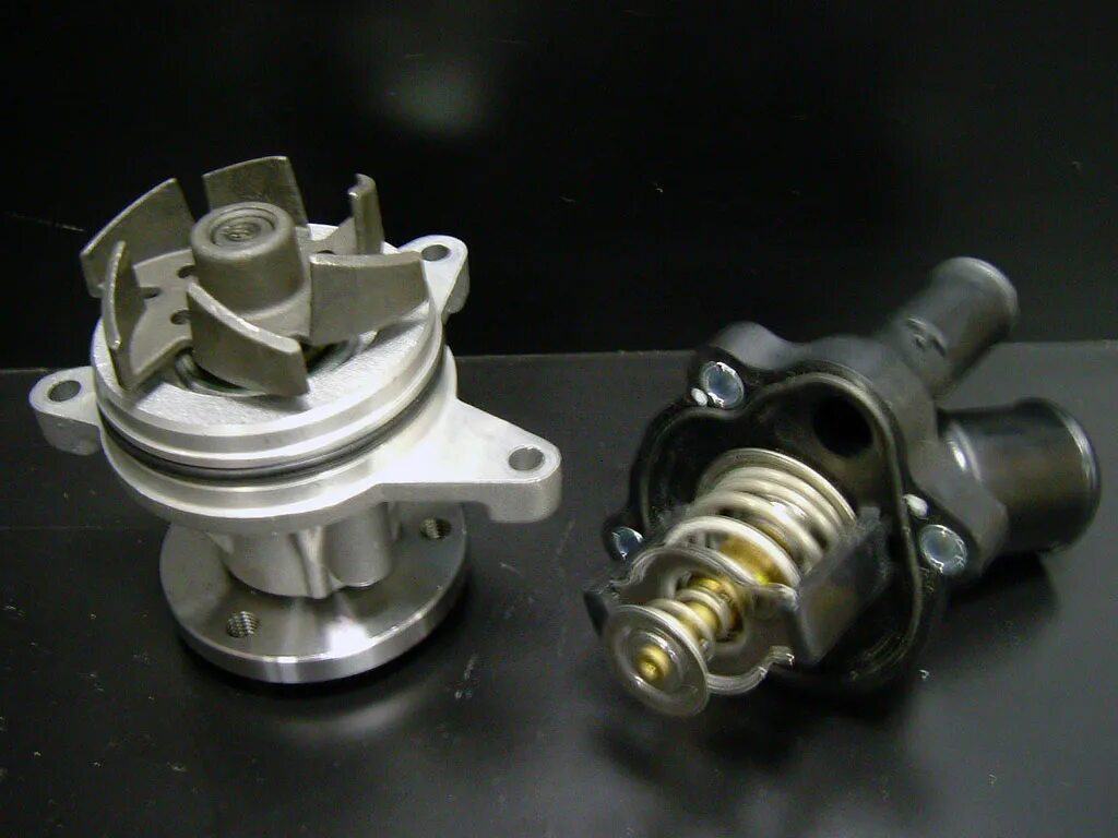 Помпа термостата. Помпа термостата. Помпа с термостатом октавия а7 1. Помпа с термостатом ауди а4. Водяной насос 06h121026dd.