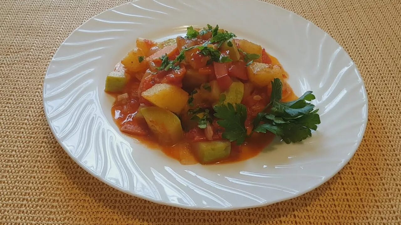 Рагу из кабачков с овощами и мясом. Овощное рагу мишлен. овощное рагу порционный. овощное рагу с кабачками. овощное рагу с кабачками и картошкой.
