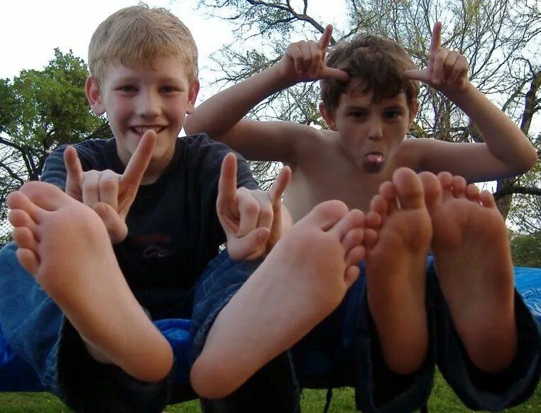 Ступни мальчиков. Boy feet stories. Dima0700 альбомы. Пятки пацанов. Boy feet stories.