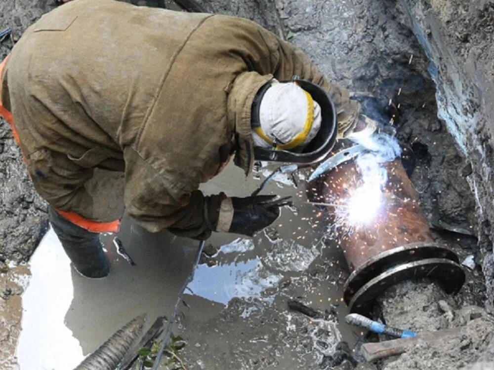 Магистральный водопровод. Аварии водопроводной сети. Авария на водоводе. Авария на водопроводных сетях. Порыв водопровода.