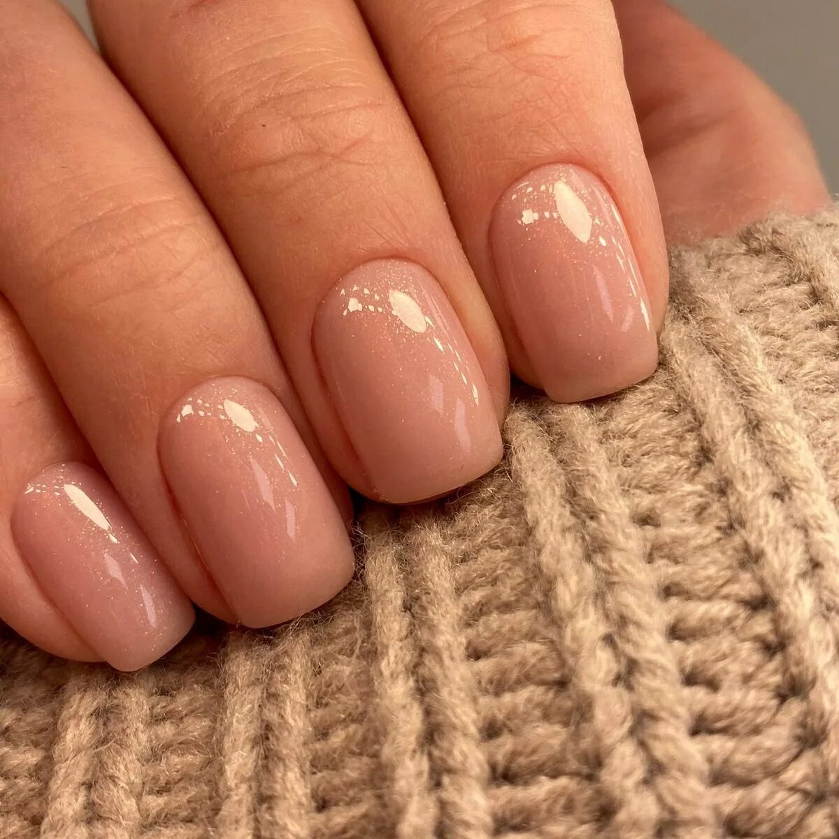 Нюдовый маникюр 2021 миндаль. Маникюр нюд с фольгой. Нюдовый маникюр 2023 квадрат. Маникюр на короткие ногти 2024 нюд. Маникюр на короткие ногти 2024 нюд.