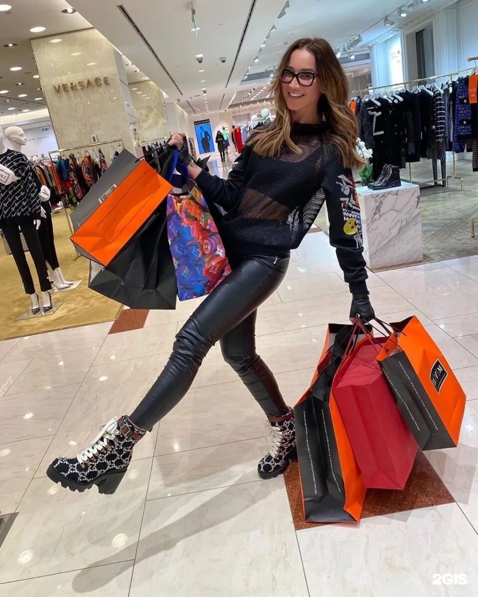 Цум персонал. Брендовые вещи. Девушка в цуме. Цум покупатели. Цум покупатели.