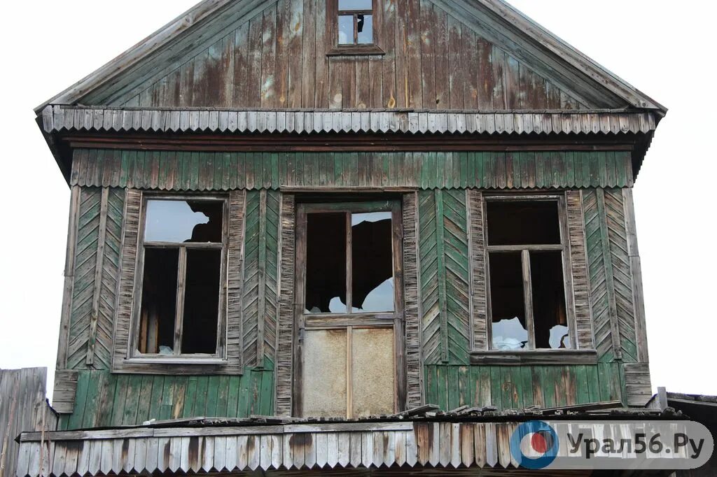 Дом с разбитыми окнами. Разбитые окна в доме. ветхое здание с выбитыми окнами. разбитые окна в старом доме. старые дома с разбитыми окнами.