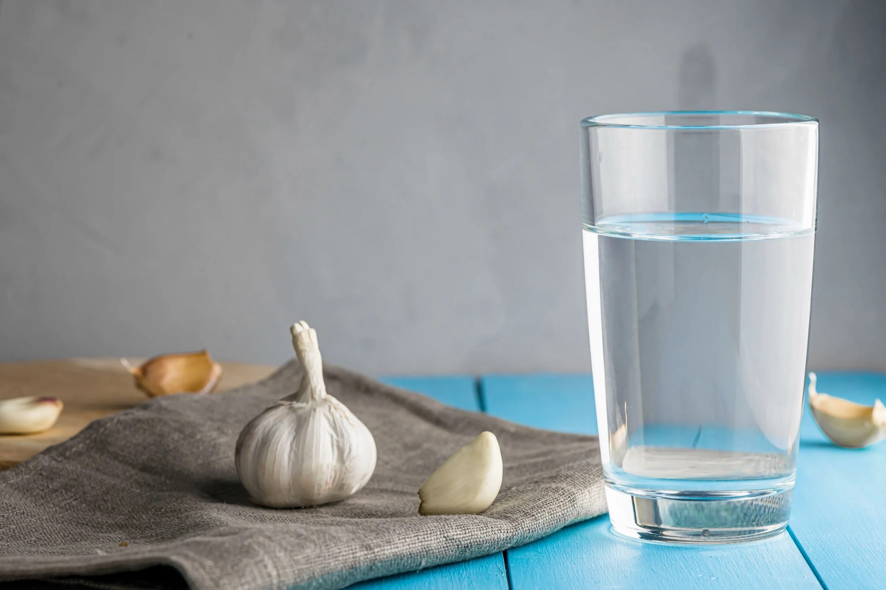 Чесночная вода рецепт приготовления в домашних. Чеснок в воде. Чеснок и стакан воды. Чесночная вода по утрам. Чеснок с водой от простуды.