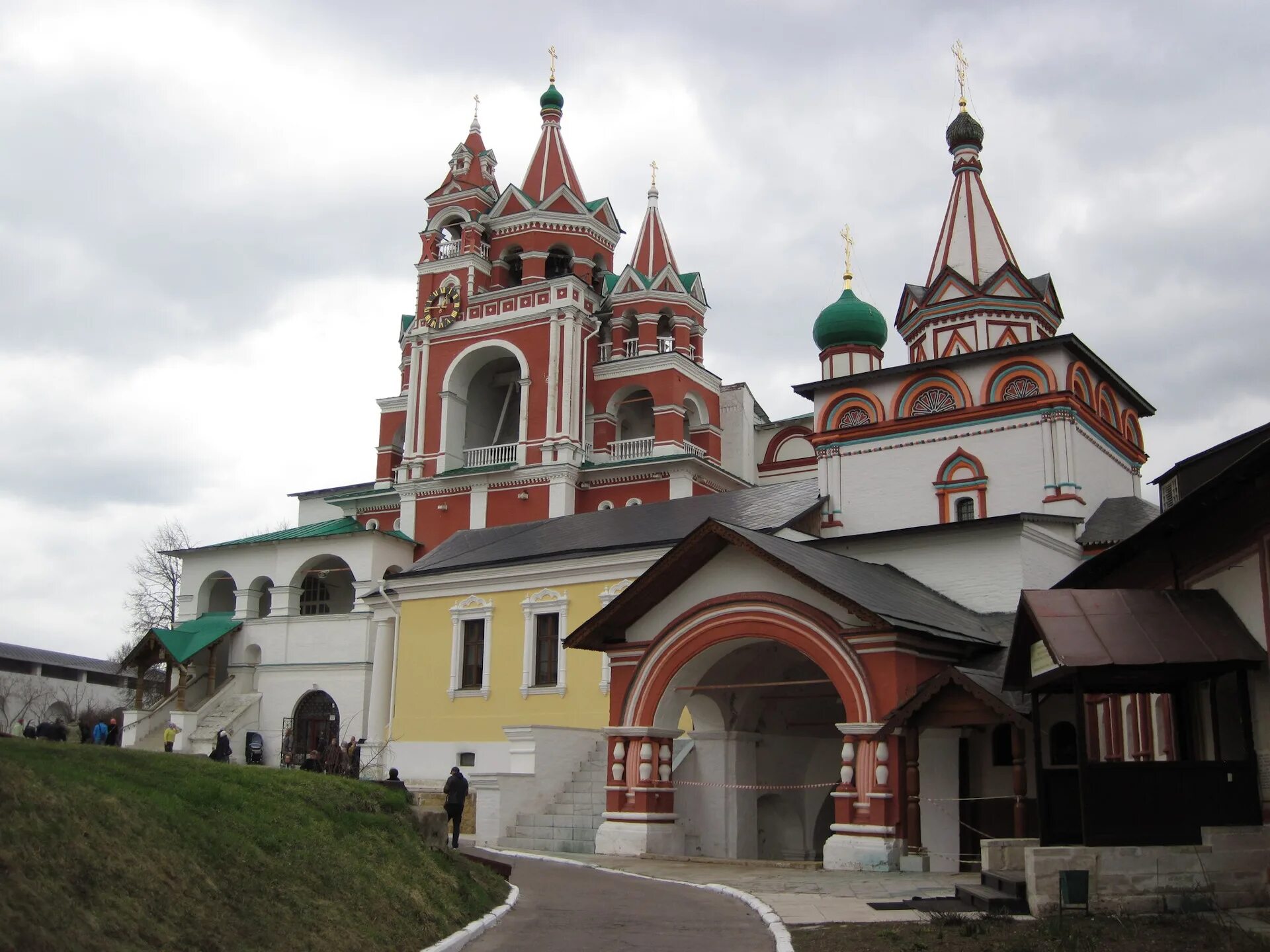 Окрестности звенигорода. Саввино-Сторожевский монастырь Звенигород. Саввино-Сторожевский монастырь Троицкий храм. Надвратный храм Саввино-Сторожевского монастыря. Звенигород Саввино-Сторожевский монастырь Троицкий храм.