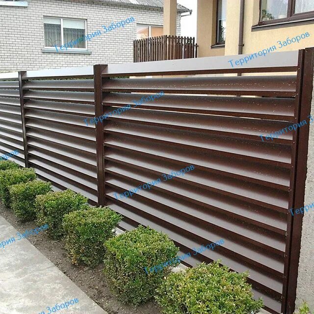 Забор из ламелей металлических. Ламелевый забор. Забор еврожалюзи. Забор жалюзи. Забор из горизонтальных ламелей.