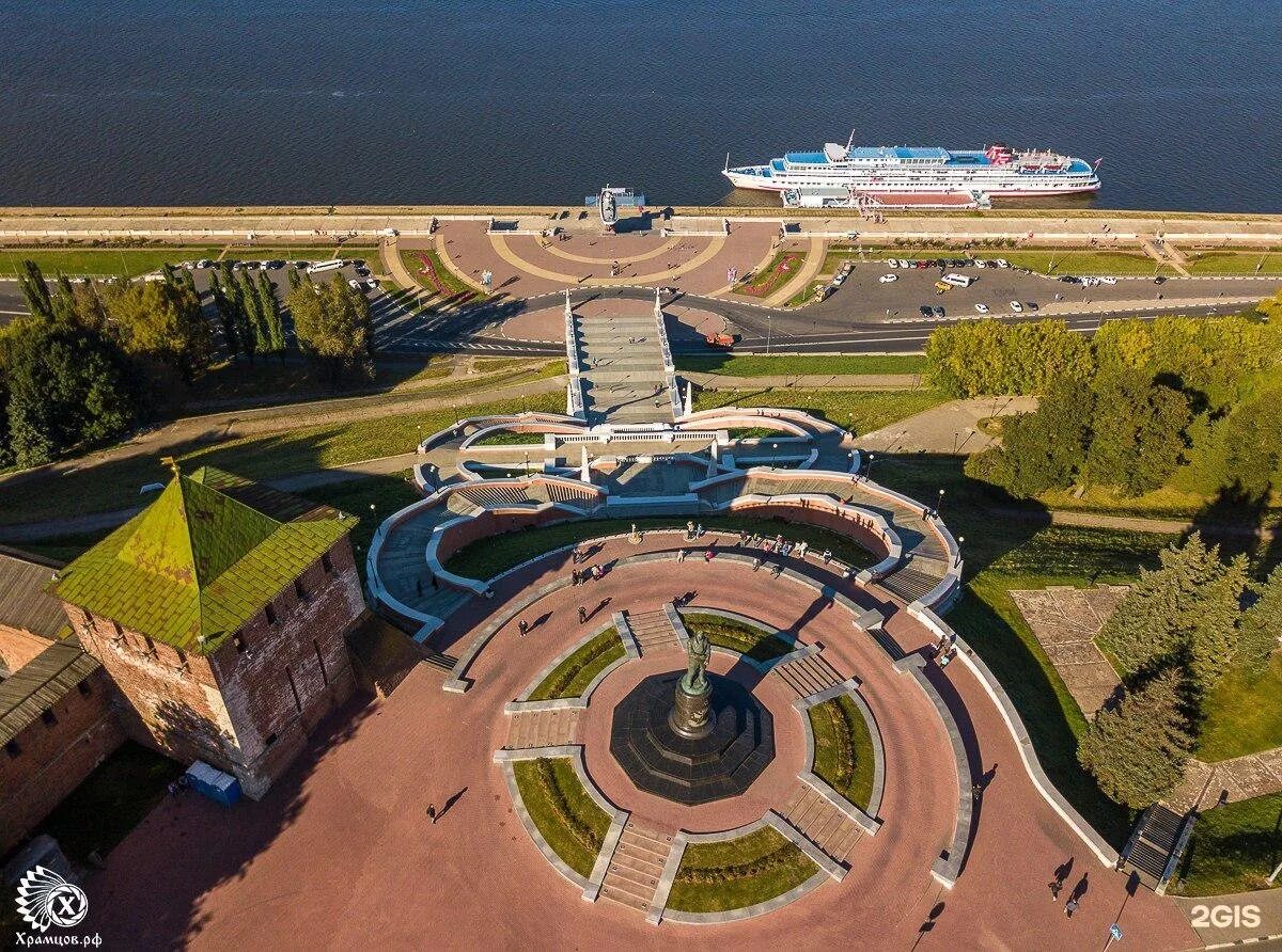 Памятник Чкалову в Нижнем Новгороде. Чкаловская лестница памятник. Чкаловская лестница Чкалов памятник. Памятник Валерию Чкалову Нижний Новгород. Чкаловский площадь