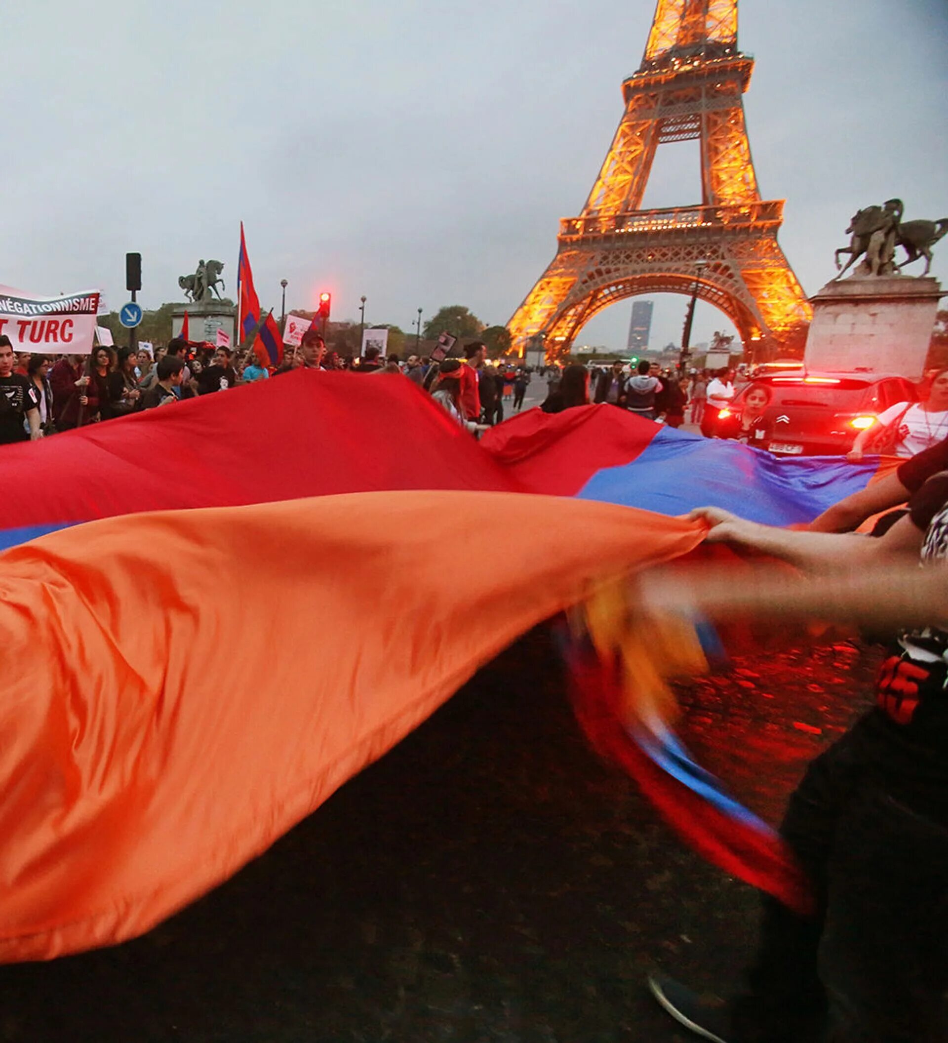 Армянский французский. Армянская община франции. Макрон и пашинян 2022. Армянские французы. Франция армения флаг.