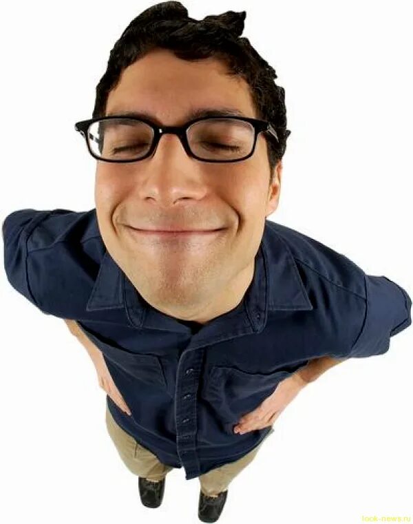 Довольный мужчина. Улыбающийся человек. Довольный парень. Радостный мужчина на белом фоне. Довольный мужик.