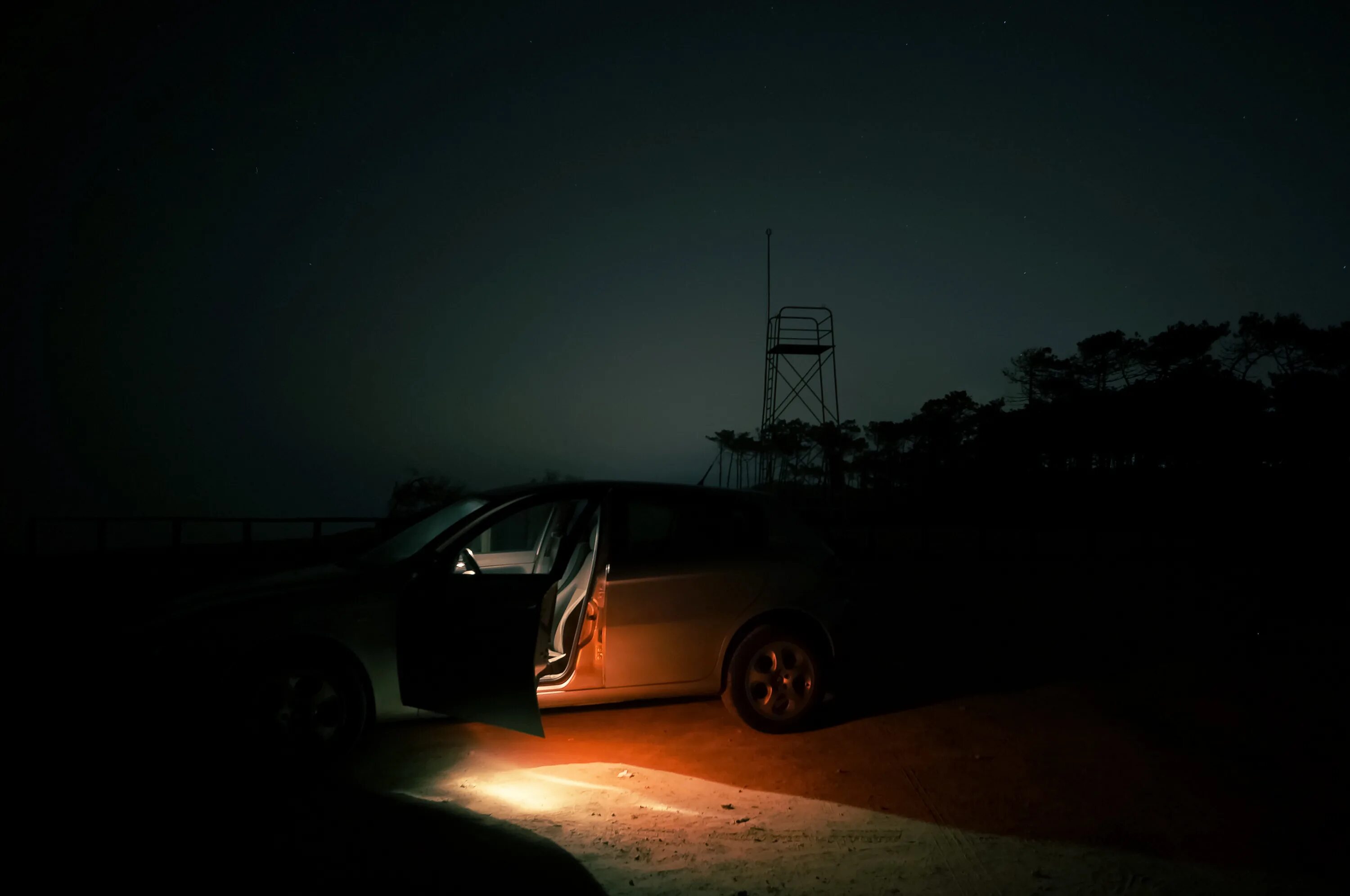 Машина ночью на дороге. Ночная стоянка авто. Ночь трасса машина. Машина едет ночью. Машина стоит ночью.