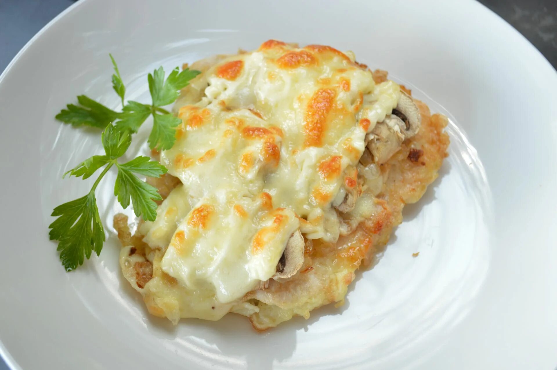 куриная отбивная под сыром. куриное филе, помидор,майонез,сыр. отбивная куриная грудка с помидорами и сыром в духовке. отбивная куриная грудка с помидорами и сыром. куриное филе запеченное с овощами.