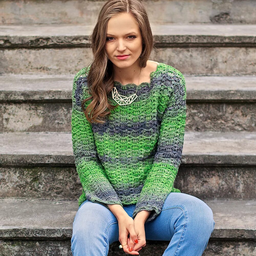 Вязаные кофты 2024. Вязаные кофты. Свитер с ажурными рукавами. Кофты в тренде. Вязаный свитер.
