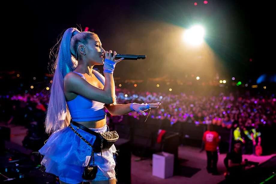 Coachella Ariana grande. Ariana grande Coachella 2022. Почему певцы на концертах