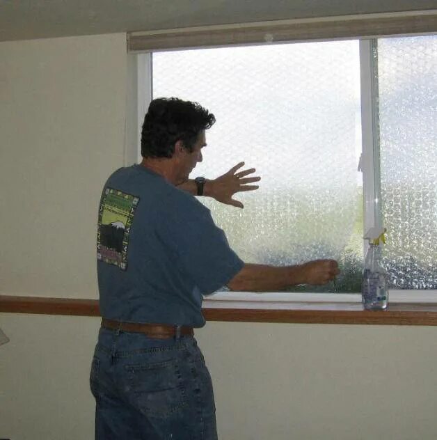 Какой стороной клеить пленку на окно. Пузырчатая пленка на окна. Пленка утеплитель для окон. Утеплить окна пленкой. Утеплитель для стёкол окон.