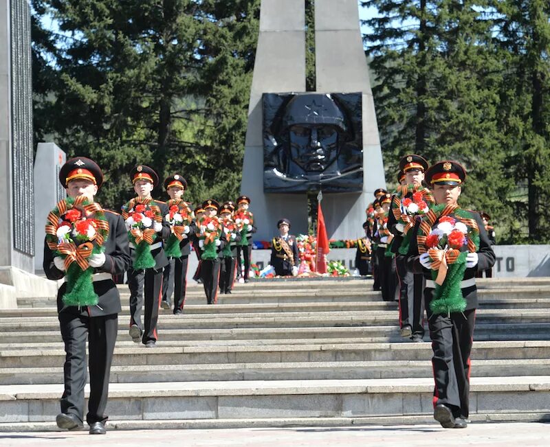 Горно алтайск военные. Мемориальный комплекс парк Победы Горно-Алтайск. Горно Алтайск парк Победы вечный огонь. Мемориал славы Горно-Алтайск. Памятники в парке Победы в Горно-Алтайске.