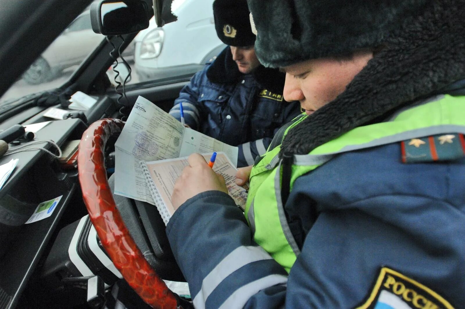 Какой нибудь штраф. Выписывает штраф. дпс штраф. сотрудник дпс выписывает штраф. лишение прав.