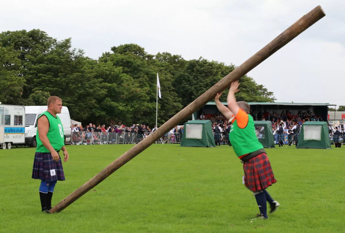 Tossing the Caber в Шотландии. Highland games в Шотландии Caber. Толкание бревна Шотландия. Метание бревна в Шотландии.