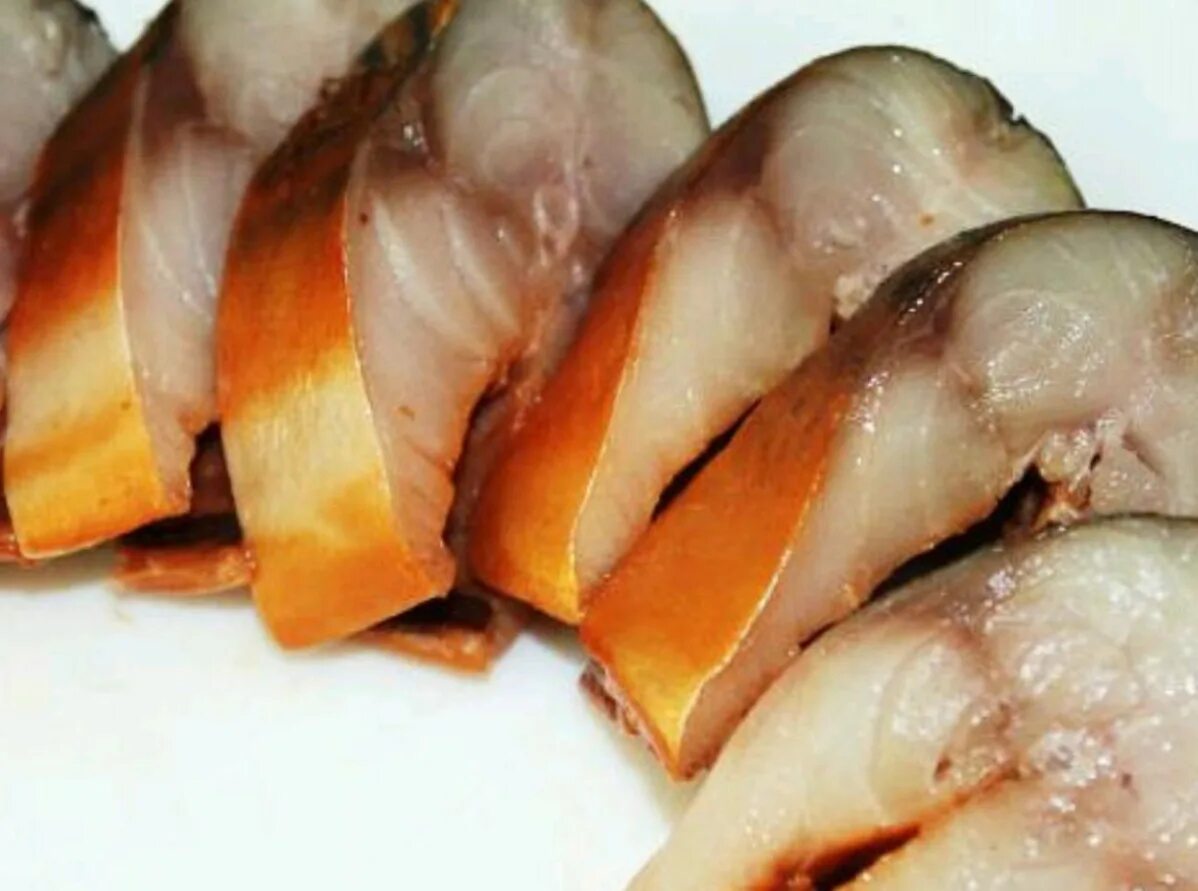 Скумбрия в луковой шелухе рецепт как копченая. Скумбрия копченая в луковой шелухе. скумбрия в луковой шелухе и чайной заварке. скумбрия в луковой шелухе и чайной. рыба скумбрия в луковой шелухе.