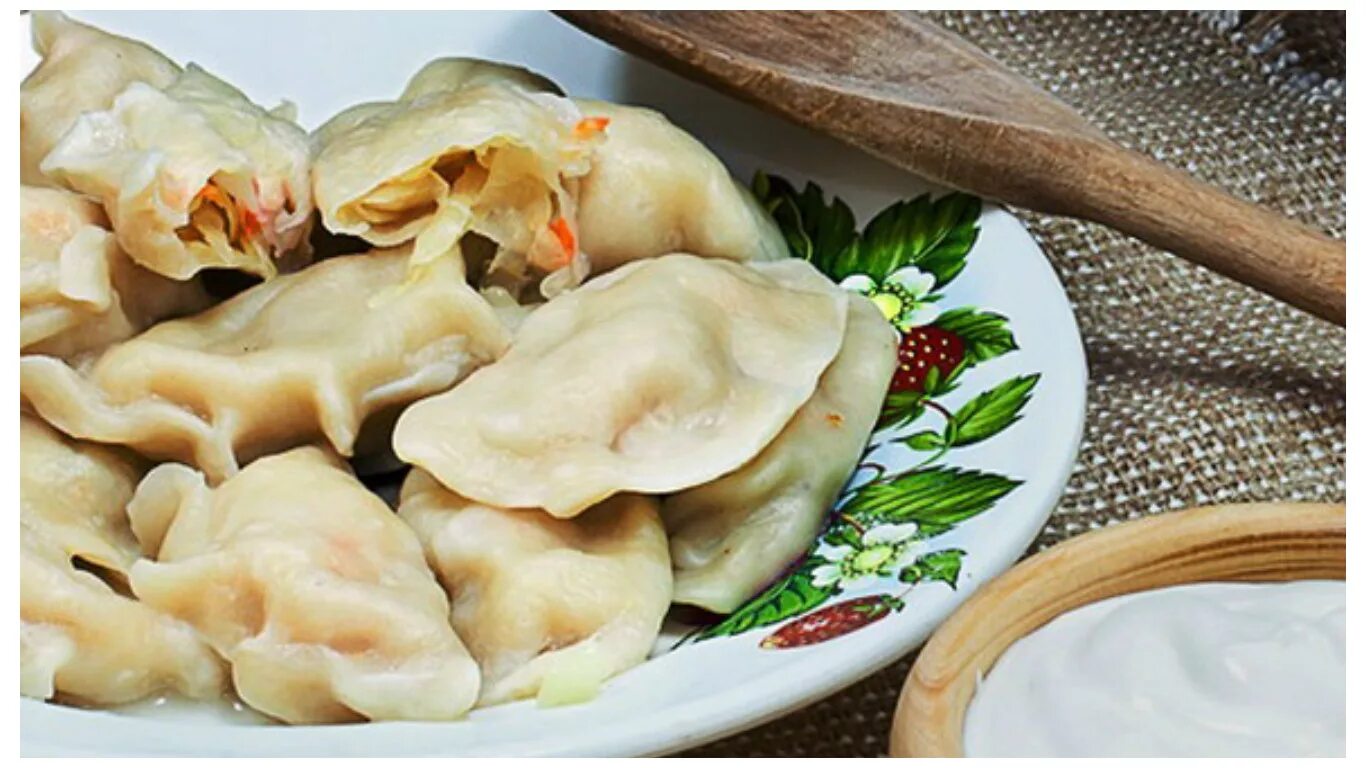 Пельмени со свежей капустой рецепт. Вареники с квашеной капустой и картошкой. Вареники мясо капустные. Вареники с капустой. Вареники с капустой и мясом.