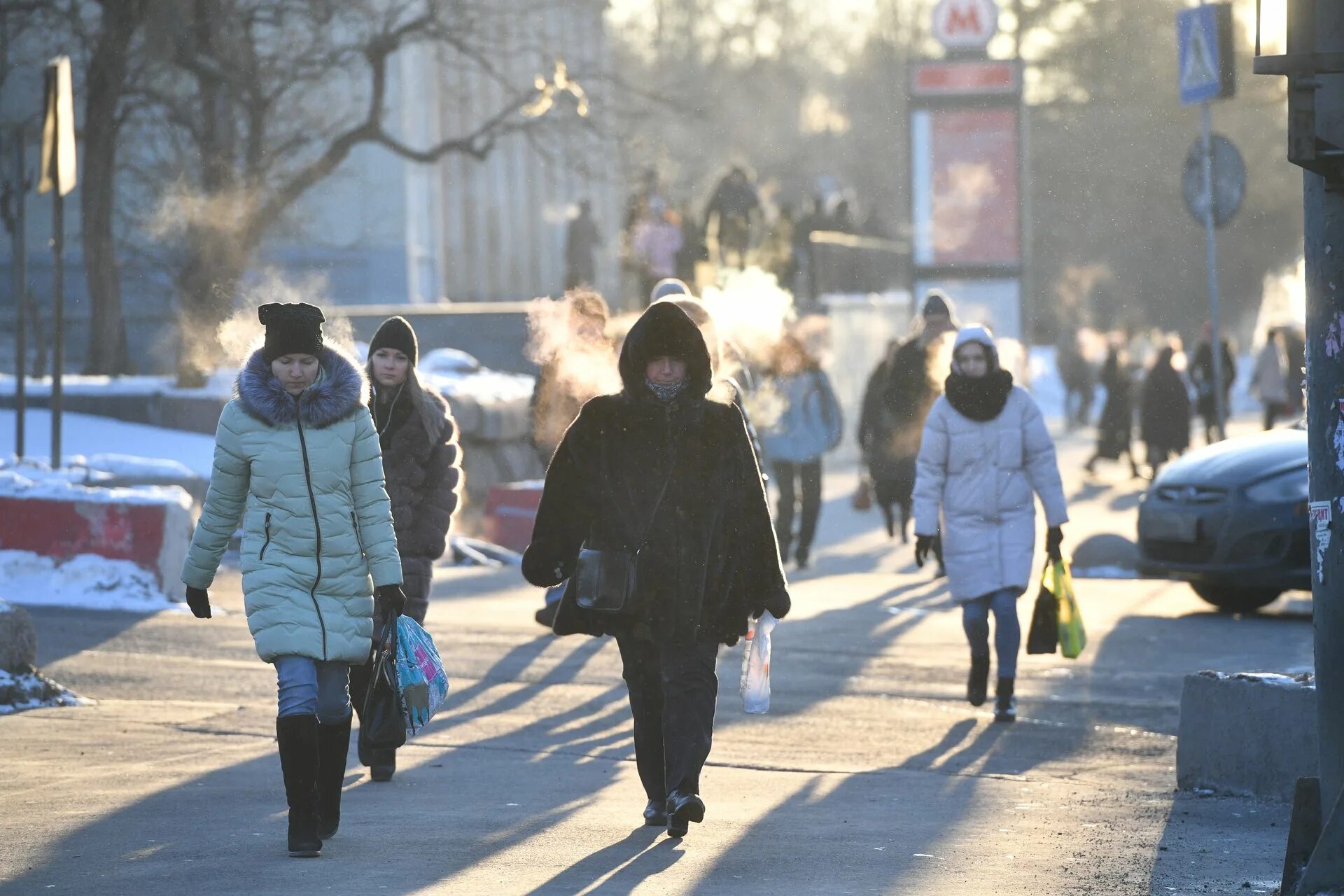 Не последние люди в городе. Люди на улице Москвы 2020. Люди в городе зимой. Люди на улицах города зимой. Люди в Москве зимой.