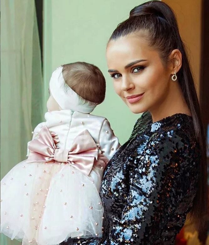 Модель вышла замуж. Ксения дели и ее муж. ксения дели с мужем. ксения дели свадьба. модель ксения дели с мужем.
