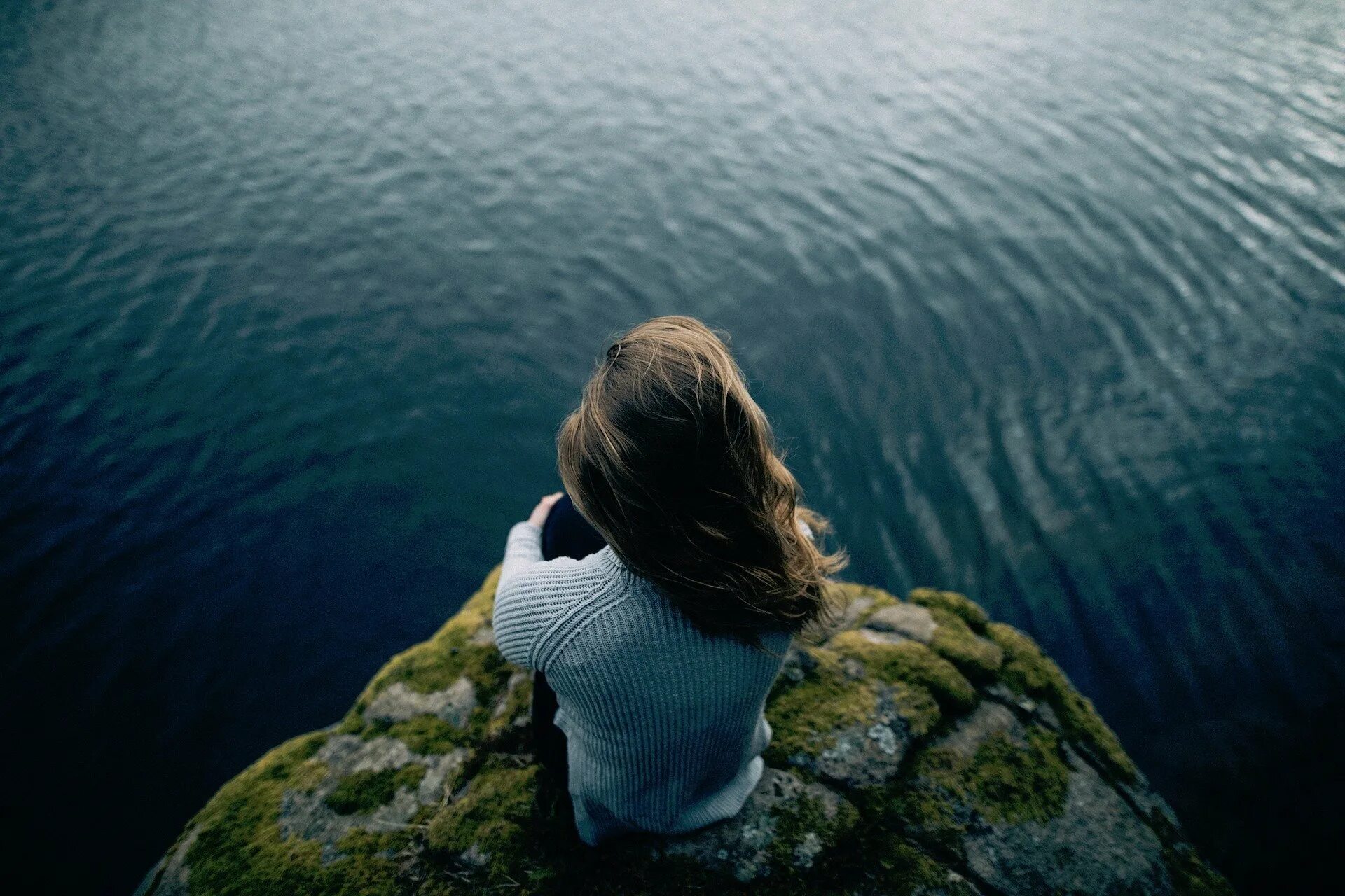 Девушка на скале. Девушка на обрыве. Одиночество девушка. Одинокая девушка у моря.