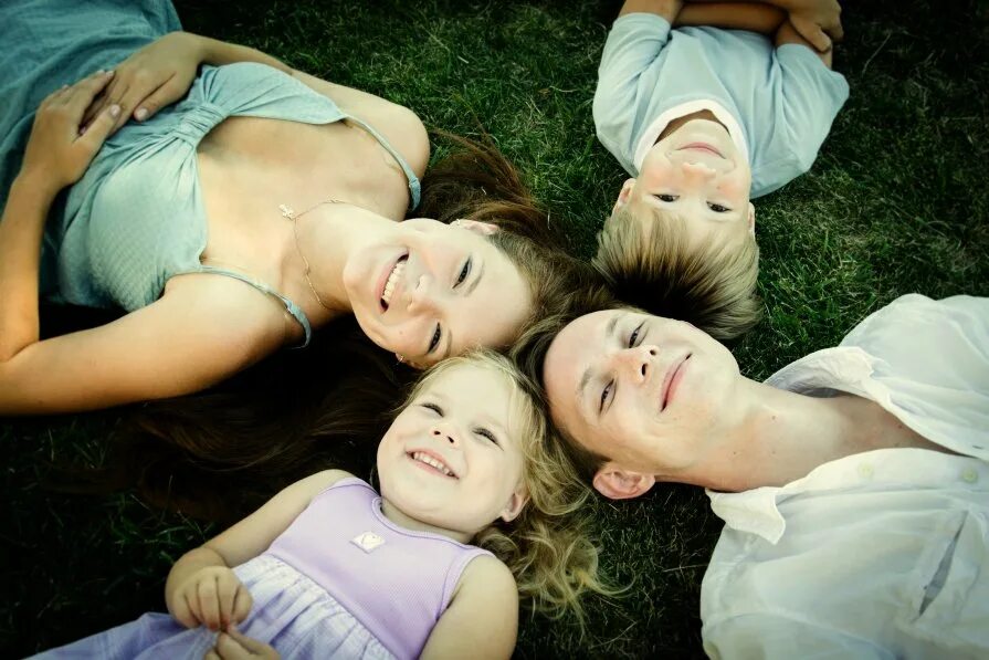 трое друзей. подружка семьи. девушка с двумя детьми. женщина. фотошоп семья подруги дети.