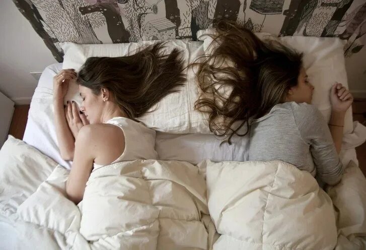 Девушки спать два. Подруги на кровати. Две девушки в кровати. Две девочки спят.