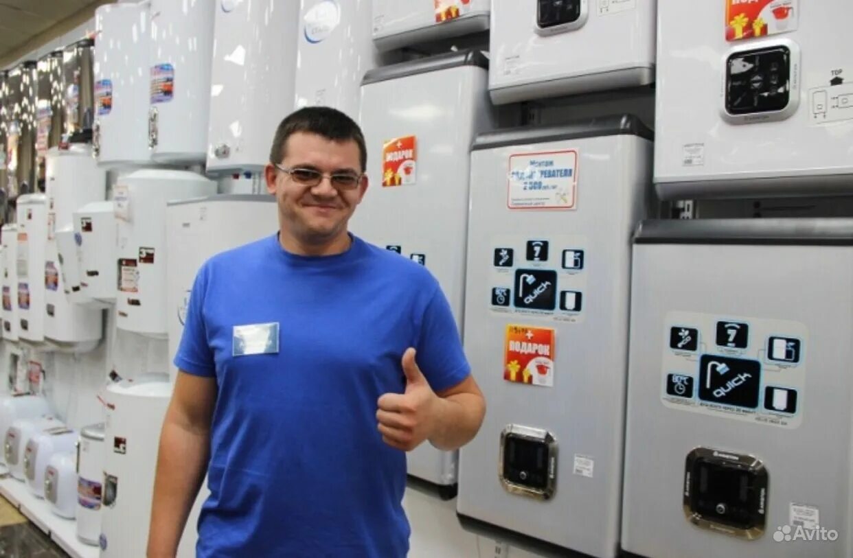 консультант в магазине. продавец в магазине сантехники. продавец консультант в магазин сантехники. требуется продавец сантехники. мужчина консультант в магазине сантехники.