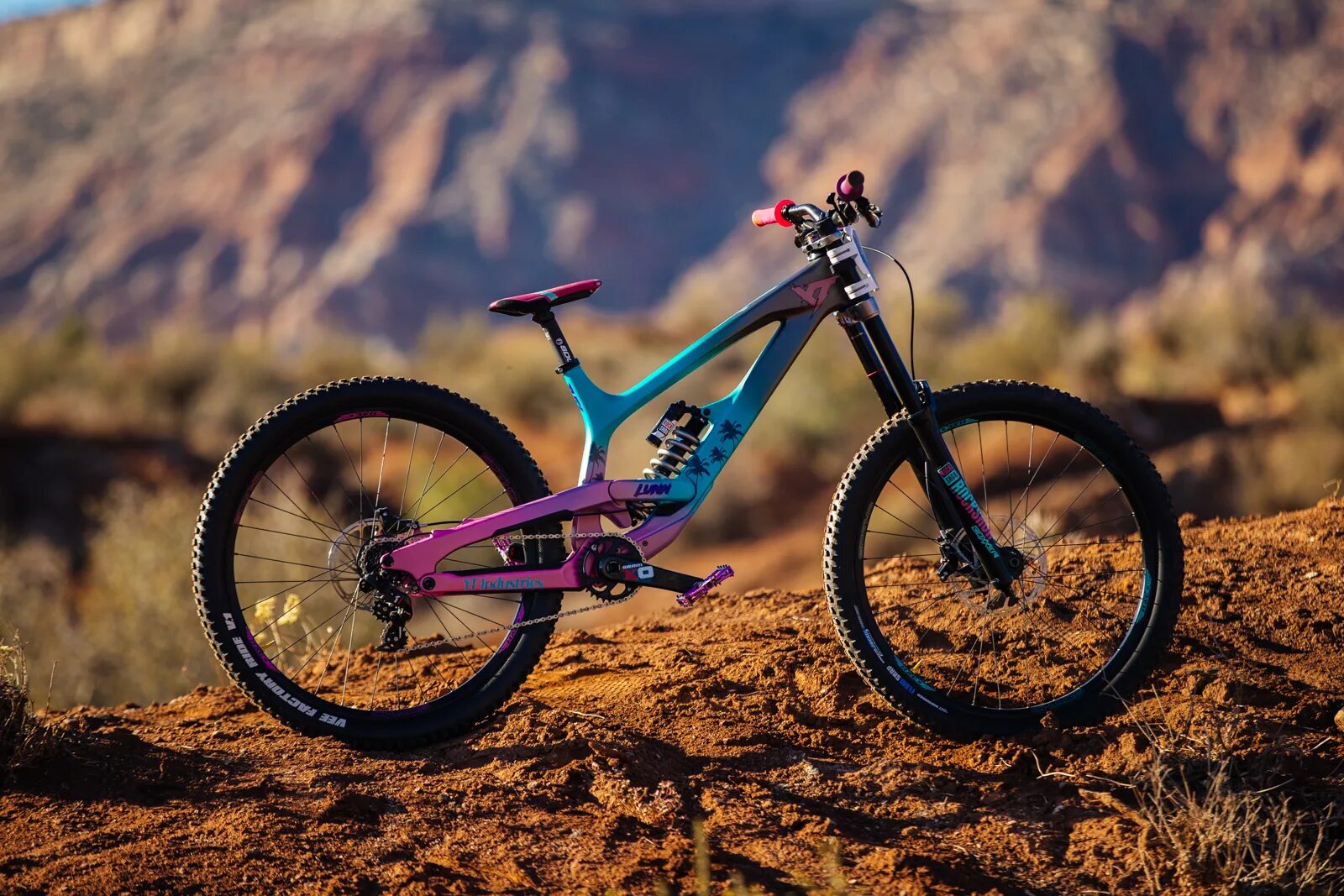 Bike сайт. Red bull Rampage 2022 Bikes. Downhill Bike 2022. Yt Tues 2020. Даунхилл велосипеды gt.