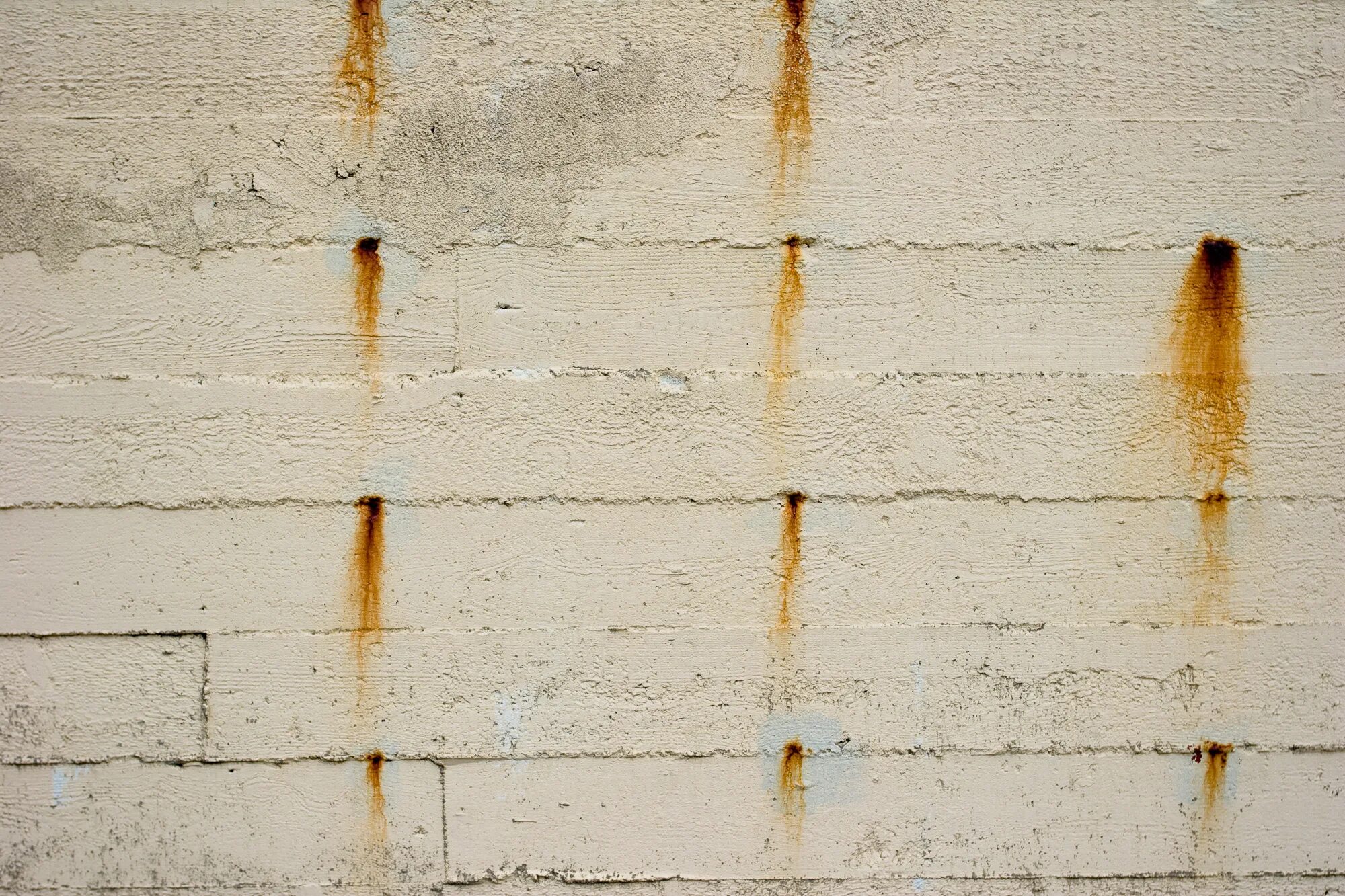 Пятна ржавчины. Ржавчина на бетоне. Трещины в бетоне. Бетонная поверхность трещинами. Трещины на стене текстура.