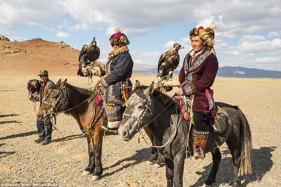 Kazakh people. Соколиная охота в Монголии. Кочевники Монголии. Казахи кочевники. Казахи кочевой народ.