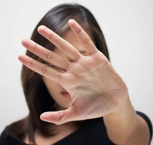 отрицание фото психология. жесты руками. жесты. жест отсалютовать двумя пальцами от виска. отдать честь двумя пальцами.