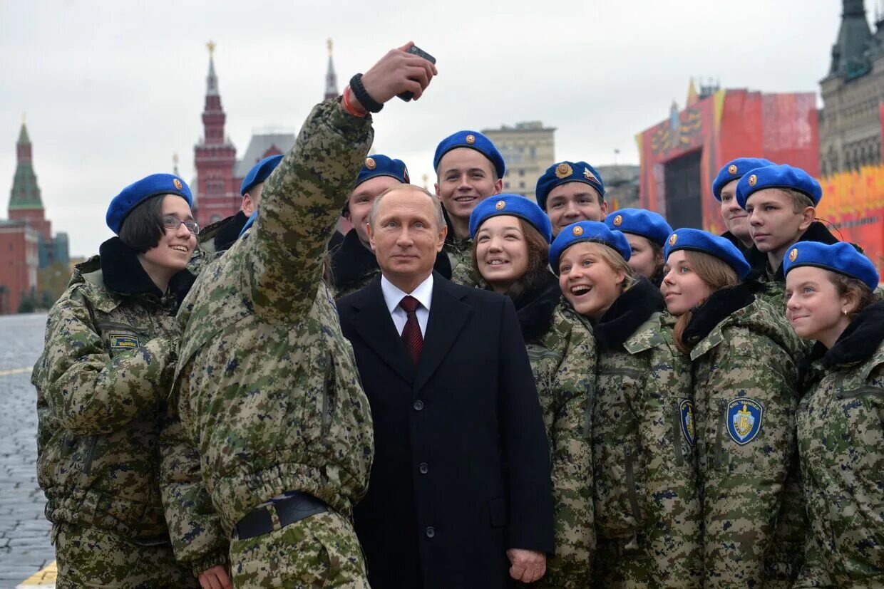 Военная власть. Патриотизм. Селфи с Путиным на красной площади. Патриоты России. Россия патриотизм.