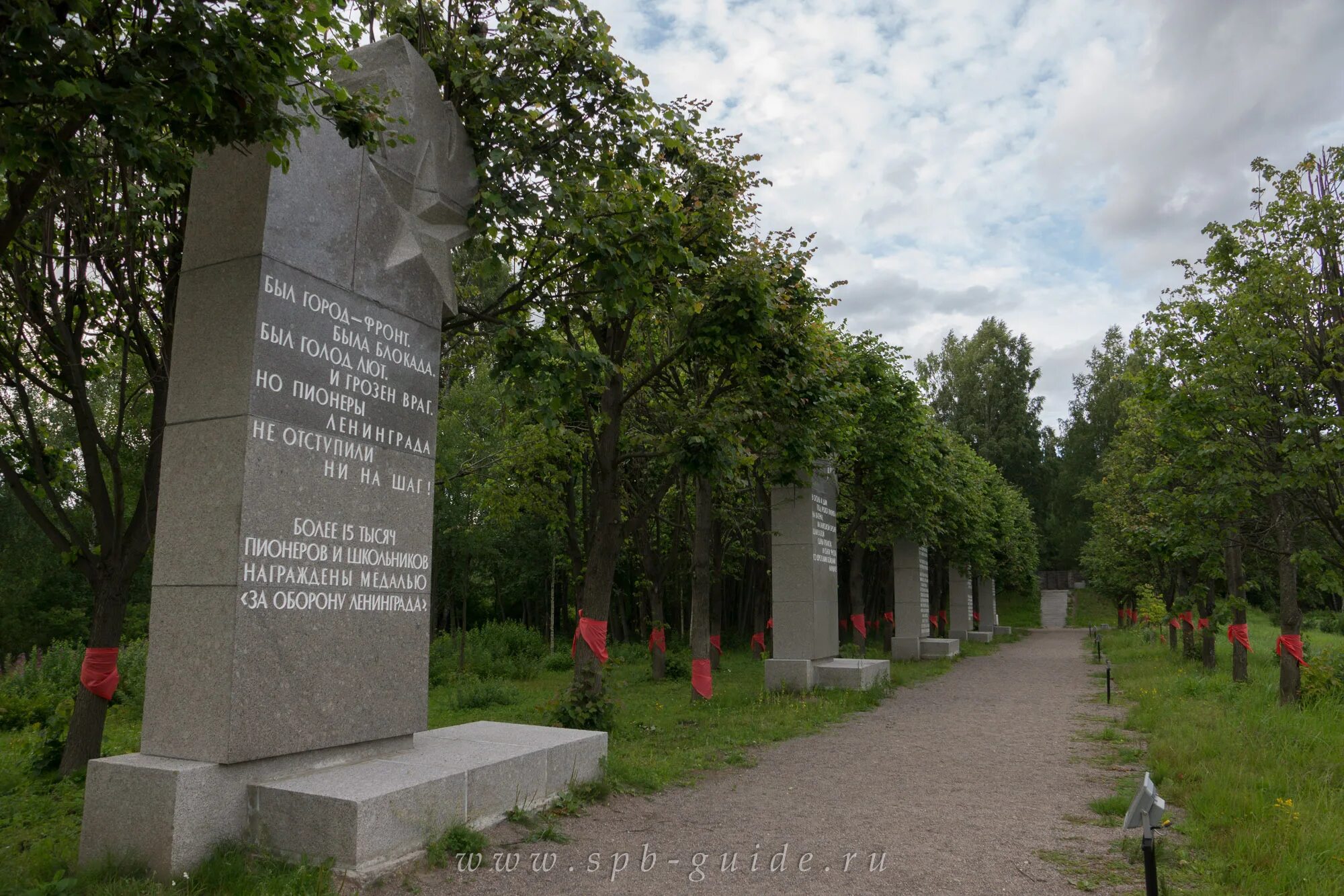 Дома дорога жизни. Мемориальный комплекс дорога жизни новая Ладога. Дорога жизни мемориал 3 километр. Новая Ладога памятник дорога жизни. Стелла дорога жизни.