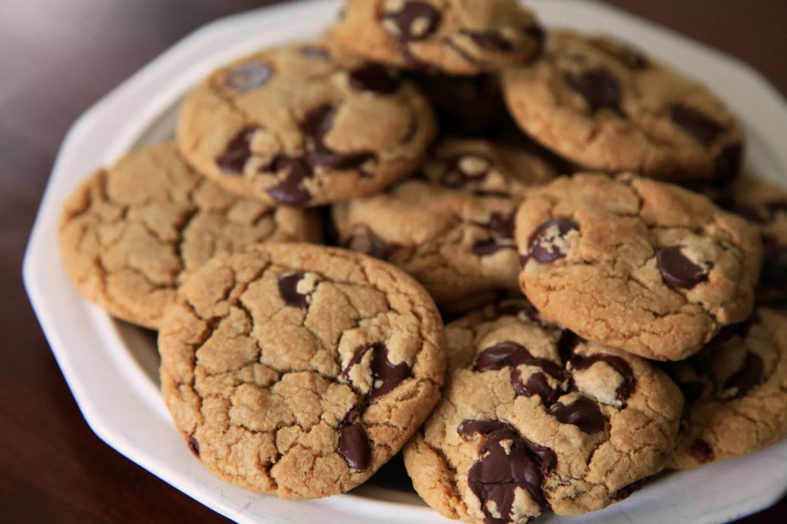 Поиск cookies. Кукис с шоколадной крошкой. Кукис печенье шоколадное. Печенье с шоколадной крошкой. Песочное печенье с шоколадной крошкой.