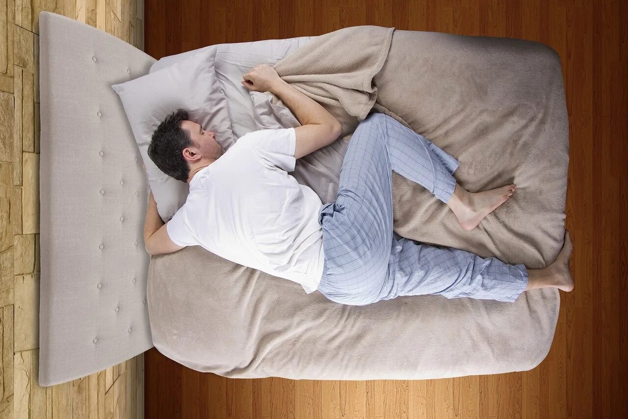 Парень лежит. Человек полулежит на диване. P лежать. Позы для сна. Лежит на кровати.