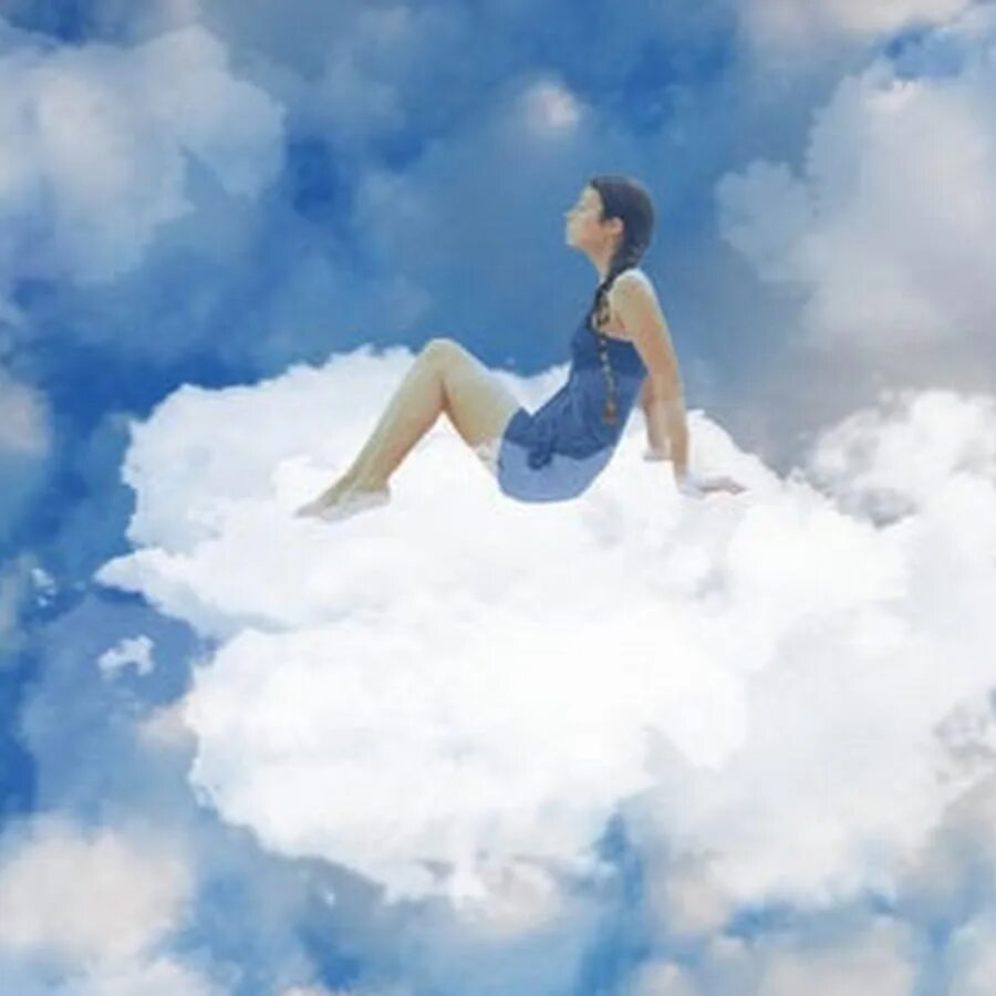 Предложение с фразеологизмом витать в облаках. Девушка в облаках. Девочка на облаке. Человек на облаке. Девушка лежит на облаках.