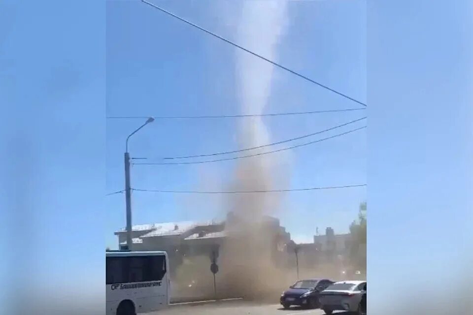 Торнадо в башкирии 2025 год. Смерч в городе. покажи торнадо. смерч в башкирии. смерч фото.