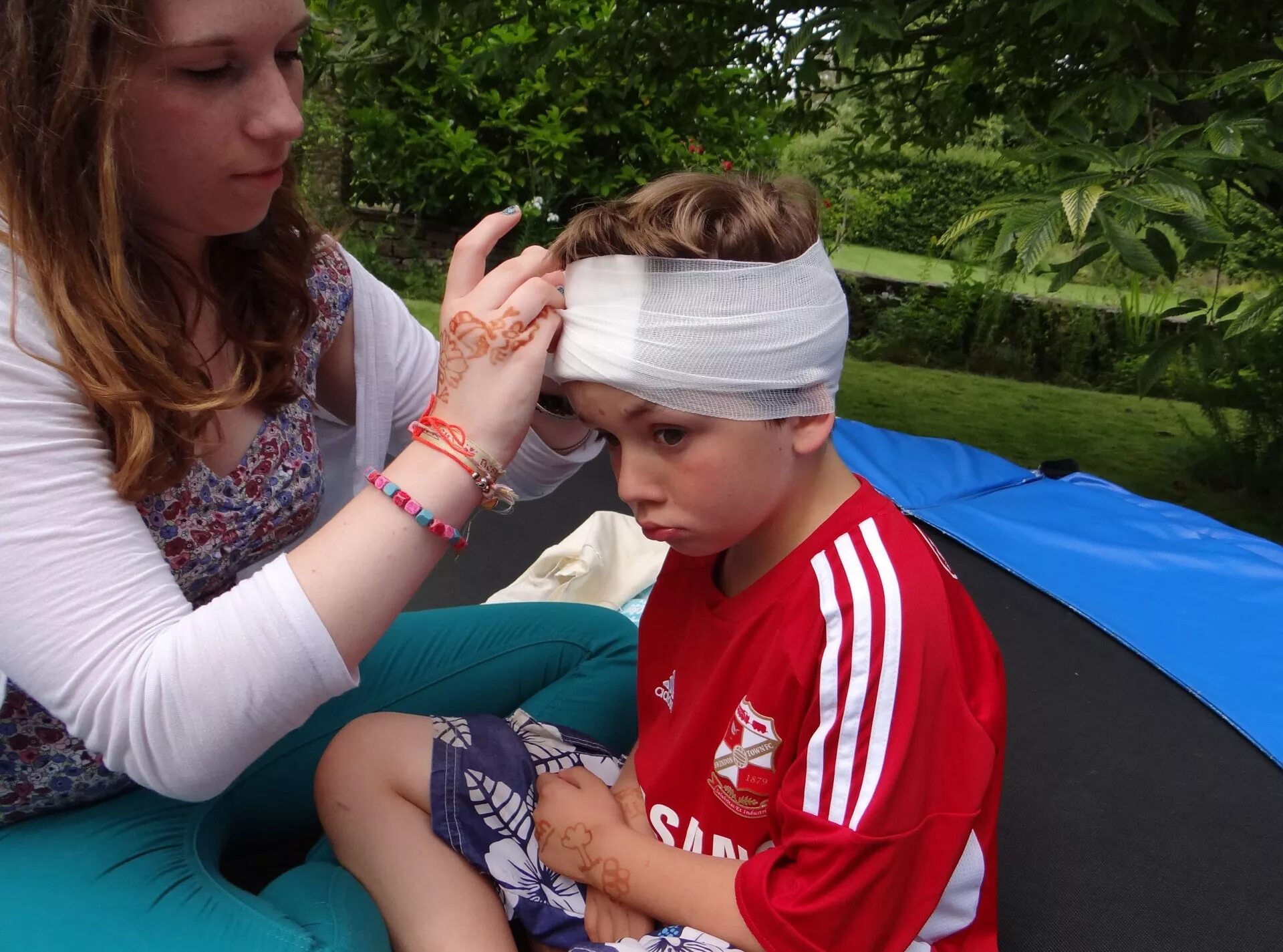 Woman is forced. Первая помощь Фотобанк. Первая помощь мелким декоративным. First Aid in Camp.