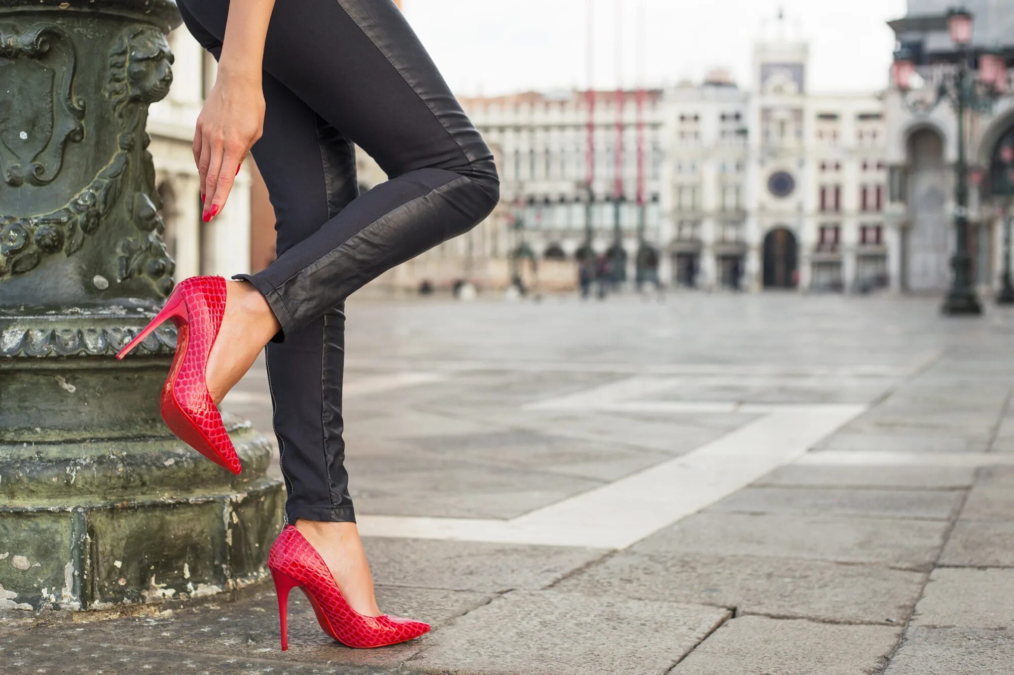 Туфля под. High heels (хай-хиллс). девушка в красных туфлях на каблуке. туфли на высоком каблуке. девушки на высоких каблуках.