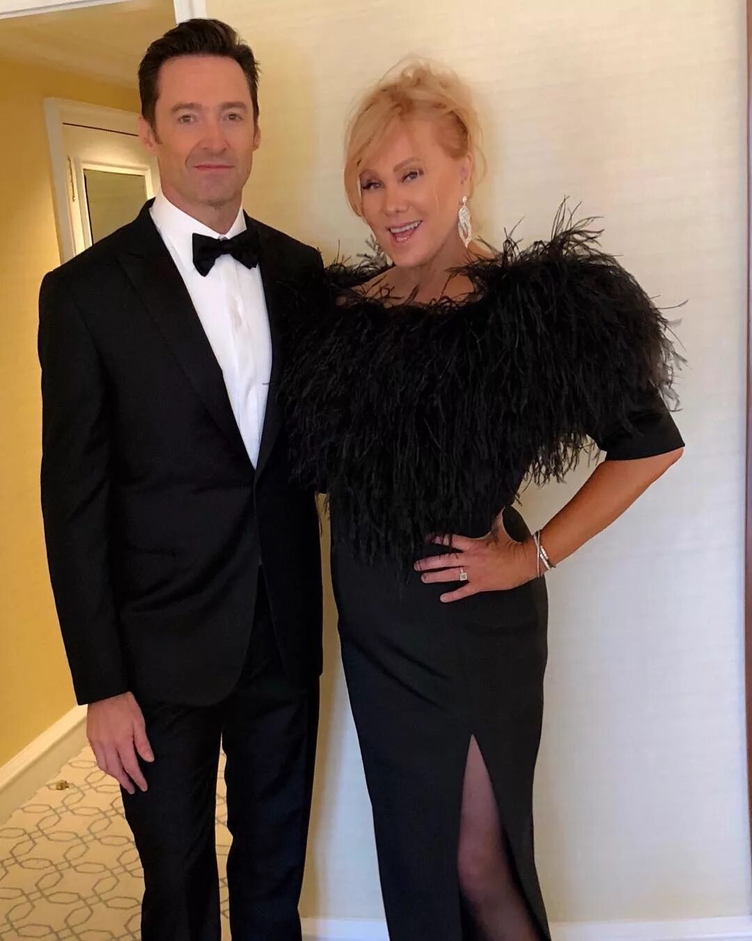 Жена на год старше мужа. Женщина старше. Жена старше мужа. Мужчина и женщина. Хью джекман с женой на met gala.