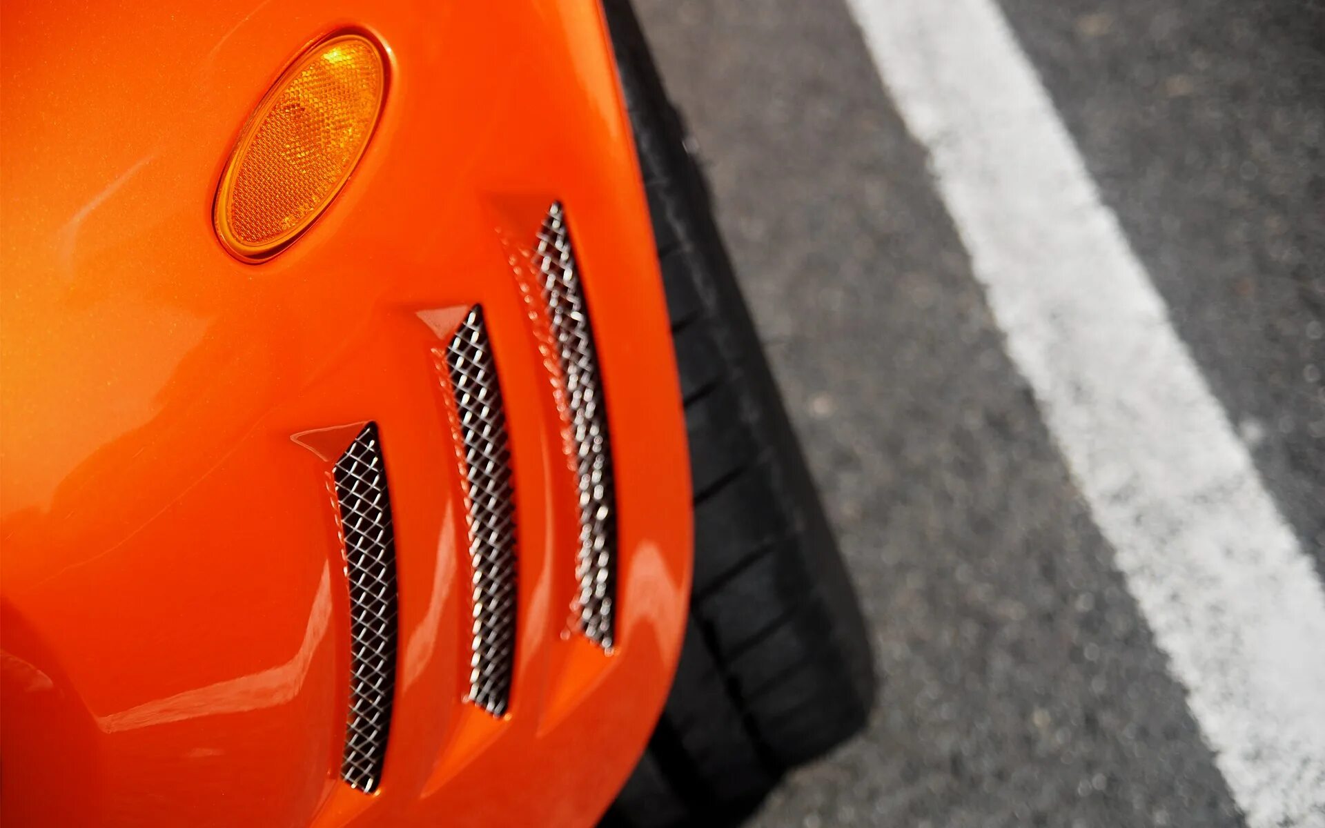 Включи оранжевый автомобиль. Оранжевые фары. Оранжевое авто. Оранжевые детали. Оранжевые детали на черном авто.