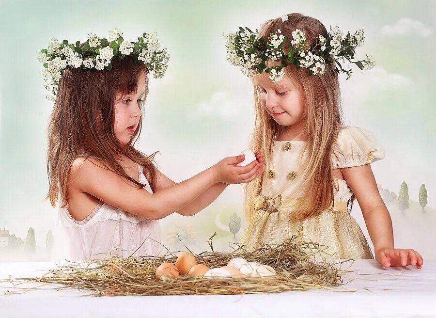 Девочка пасха. Фотосессия с кроликами детская. Девочка с кроликом. Младенец в корзинке. Девушка с пасхальными яйцами.