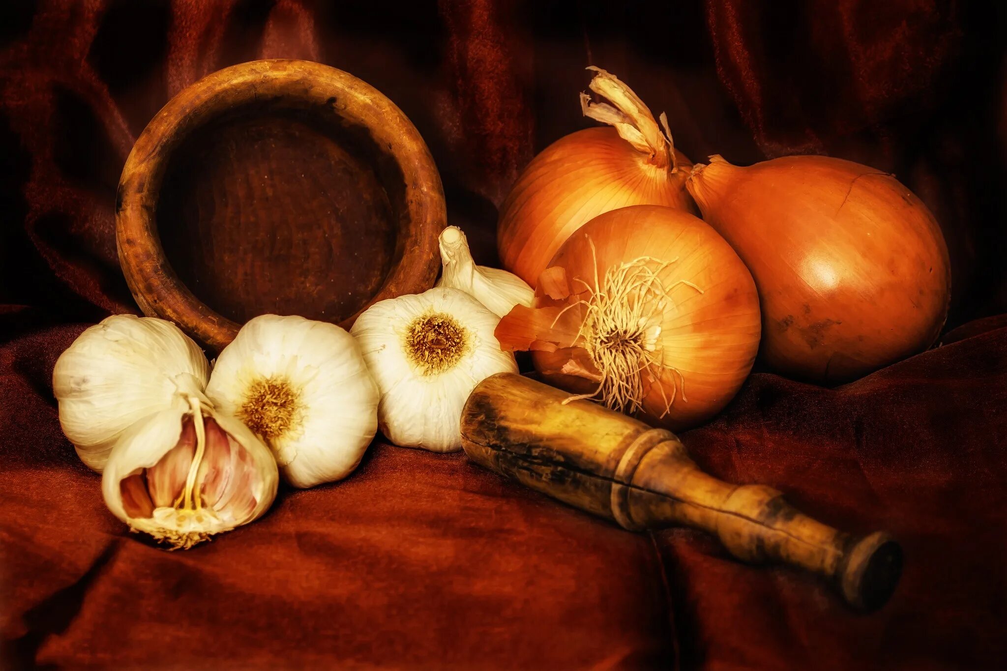 лук репчатый и зеленый. чеснок. чеснок обыкновенный. греческий чеснок. чесночная трава разновидности.