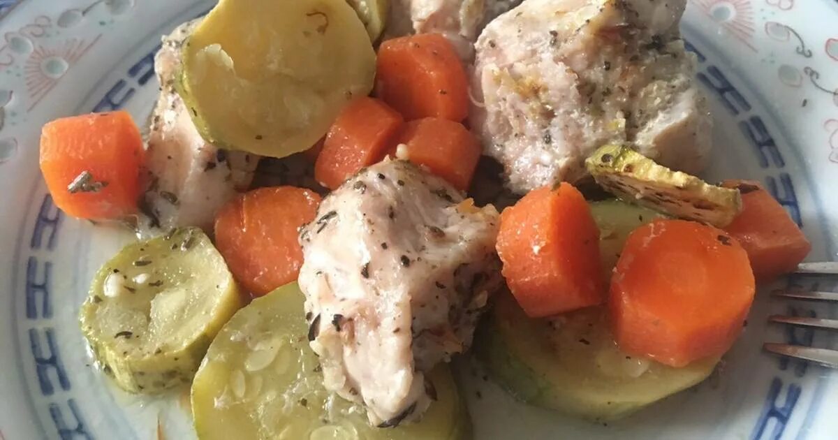 индейка тушеная с овощами. индейка с овощами в духовке пп. овощи и индейка пп. куриное филе на гриле с овощами. мясо индейки с овощами.